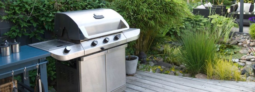 Modern outdoor kitchen design with stainless steel appliances in Dallas